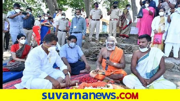 Karnataka minister to perform rituals for 1200 unclaimed bodies of Covid victims pod Karnataka minister to perform rituals for 1200 unclaimed bodies of Covid victims pod