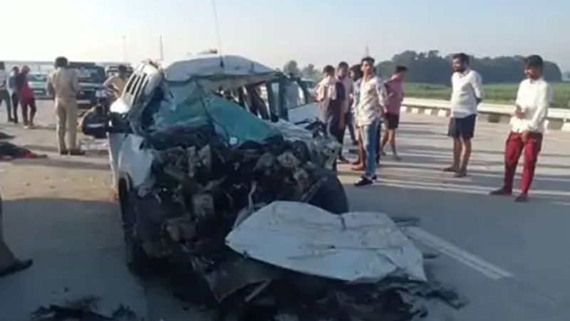 Uttar Pradesh, accident on Delhi Meerut highway killed 5 people of same family but a 6 month old child got saved