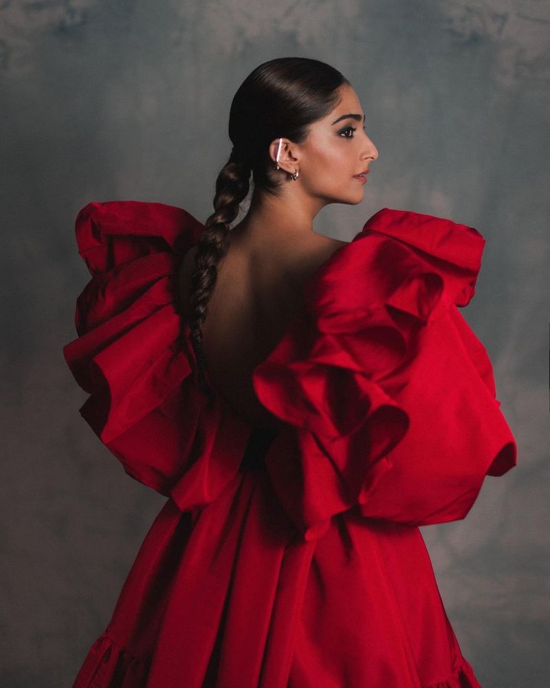 sonam kapoor big shock to fans with her nude dress viral in internet