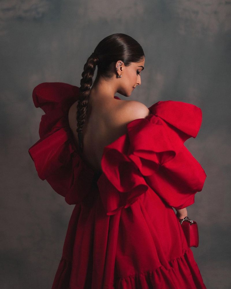 sonam kapoor big shock to fans with her nude dress viral in internet