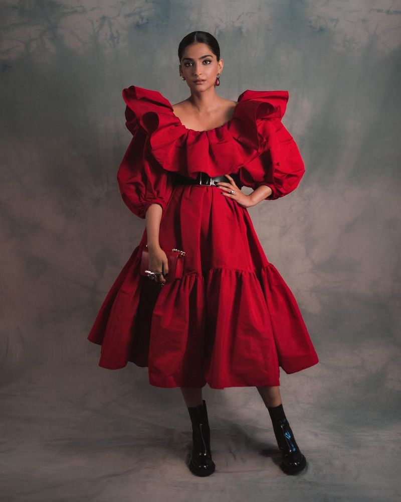 sonam kapoor big shock to fans with her nude dress viral in internet