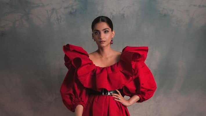 sonam Kapoor chants mantra before step out from home sonam Kapoor chants mantra before step out from home