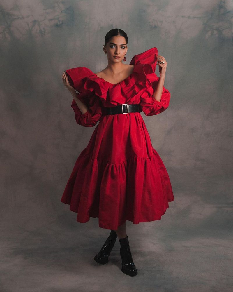 sonam kapoor big shock to fans with her nude dress viral in internet