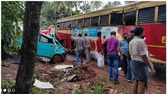 KSRTC Bus rams in to Autos KSRTC Bus rams in to Autos