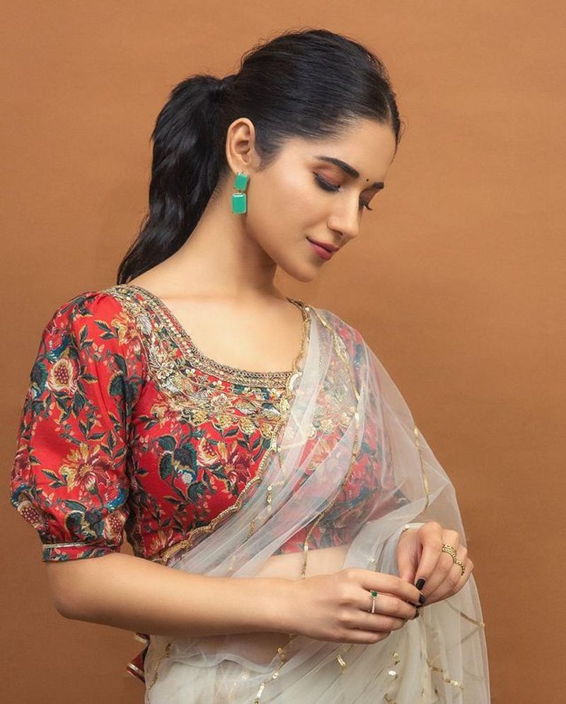 Ruhani Sharma transparent saree photos viral