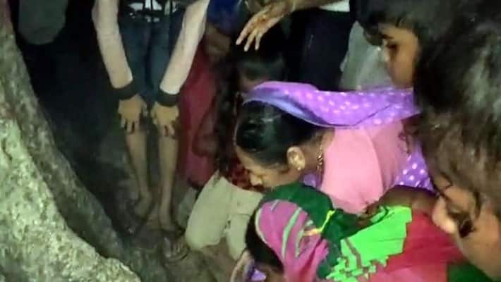 Bihar figure of Lord Ganesha emerged on the tree in Munger, people started worshiping it Bihar figure of Lord Ganesha emerged on the tree in Munger, people started worshiping it