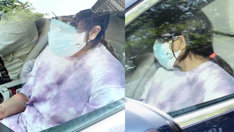 Anushka Sharma spotted without makeup, Kareena Kapoor also seen outside a studio