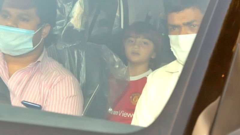 Anushka Sharma spotted without makeup, Kareena Kapoor also seen outside a studio