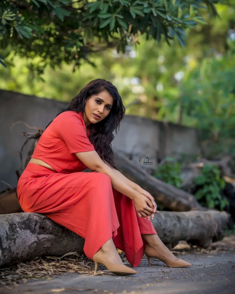 anchor rashmi belly show with her hot photos just like glamour festival