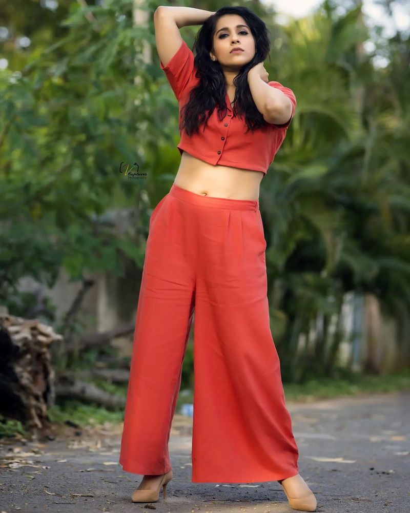 anchor rashmi belly show with her hot photos just like glamour festival