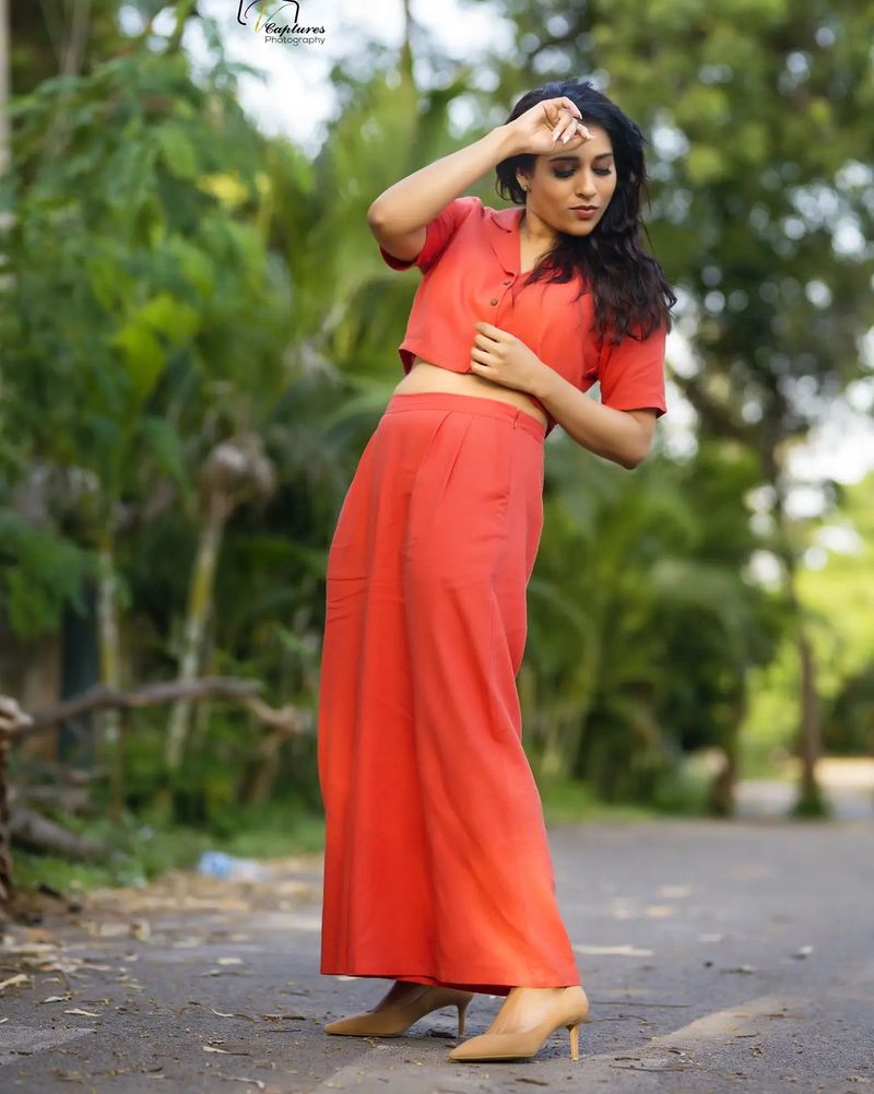 anchor rashmi belly show with her hot photos just like glamour festival