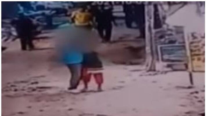 Man Slits Woman's Throat Outside Shop In Delhi Man Slits Woman's Throat Outside Shop In Delhi