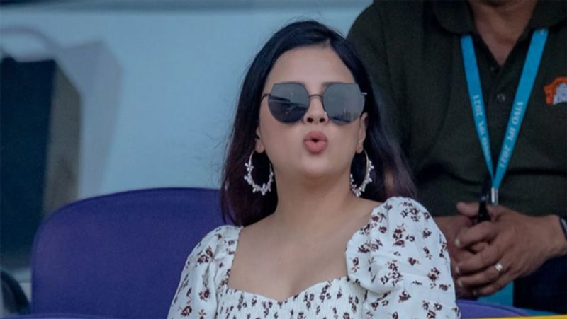 IPL 2021 - Sakshi is reportedly pregnent, will MS Dhoni be a father again, what says Suresh Raina's wife ALB