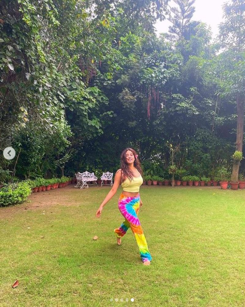 bollywood Actress Janhvi Kapoor became a Flower Child in a crop top and tie dye pants Photos goes viral BRD