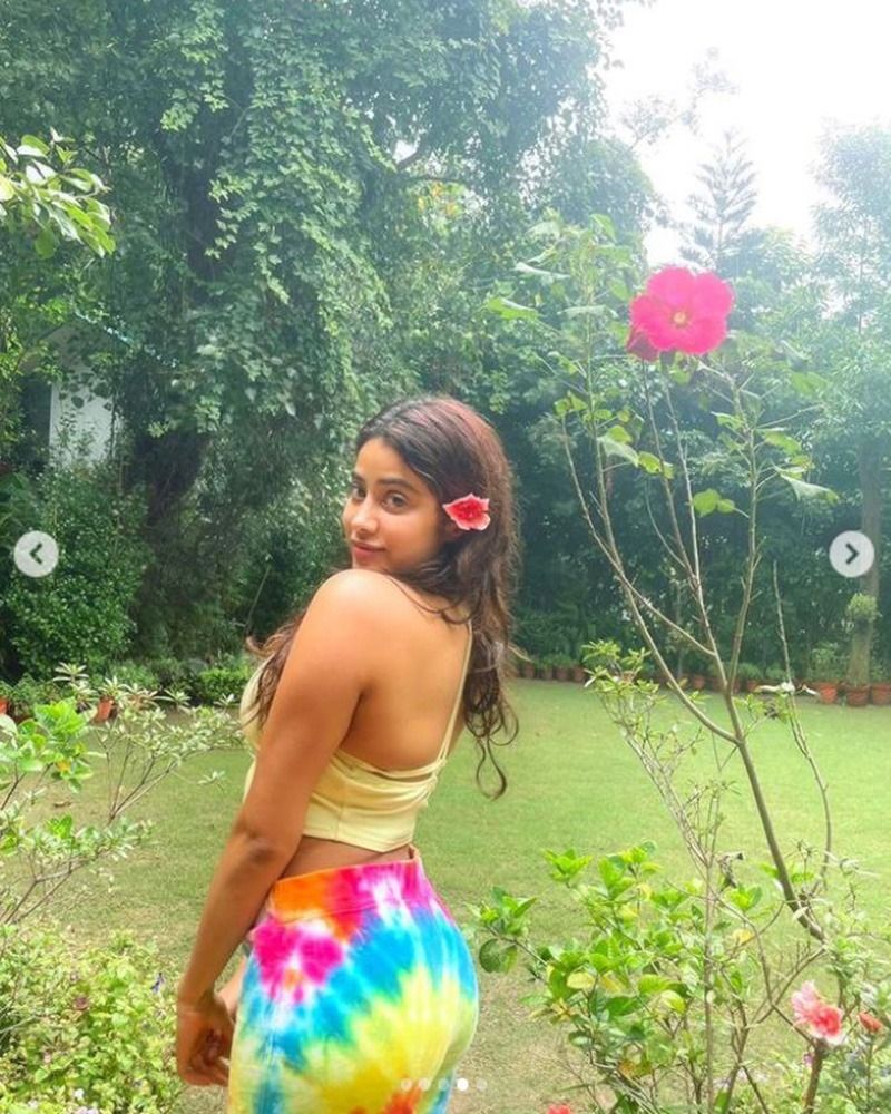 bollywood Actress Janhvi Kapoor became a Flower Child in a crop top and tie dye pants Photos goes viral BRD