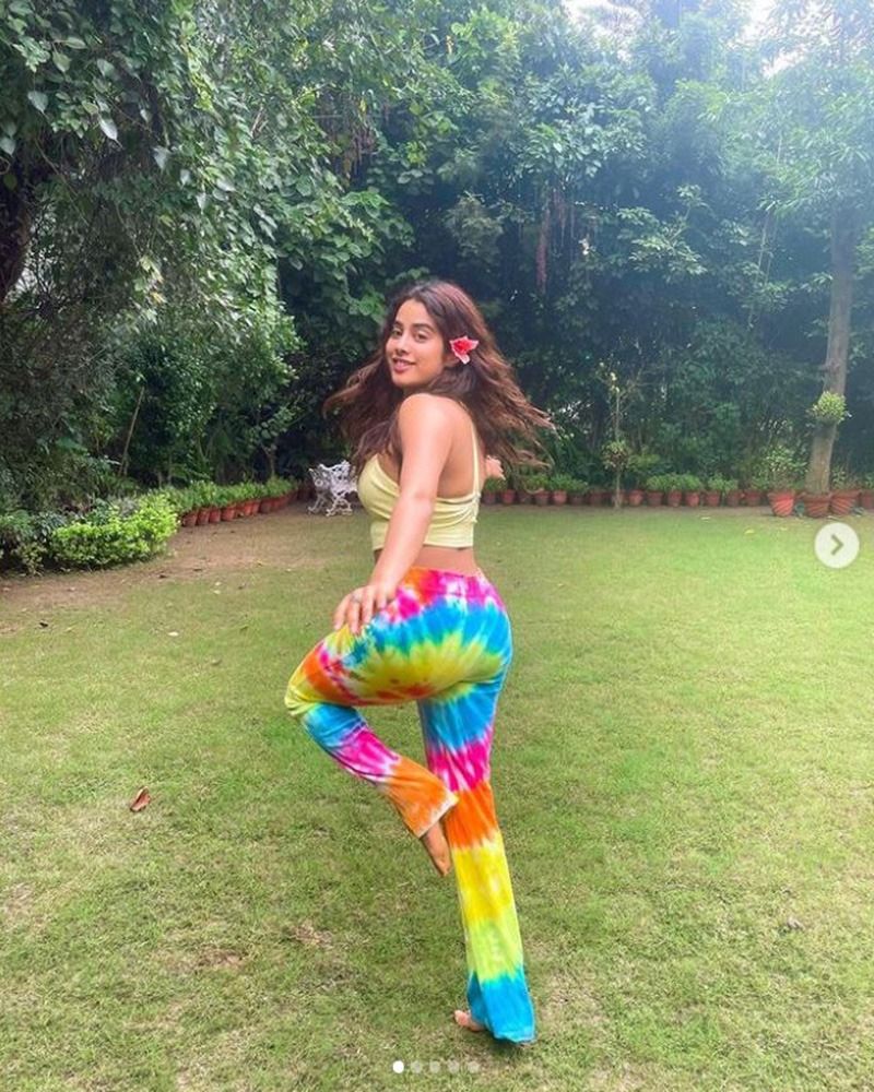 bollywood Actress Janhvi Kapoor became a Flower Child in a crop top and tie dye pants Photos goes viral BRD