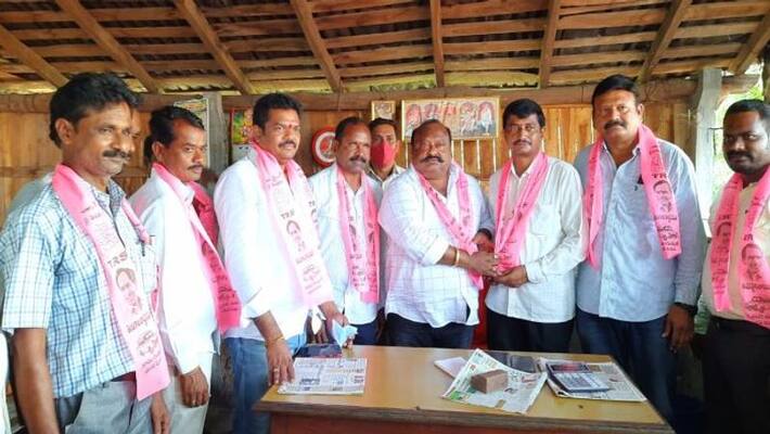 Huzurabad Bypoll: BJP Councillor ioins TRS Presence of minister Gangula Huzurabad Bypoll: BJP Councillor ioins TRS Presence of minister Gangula