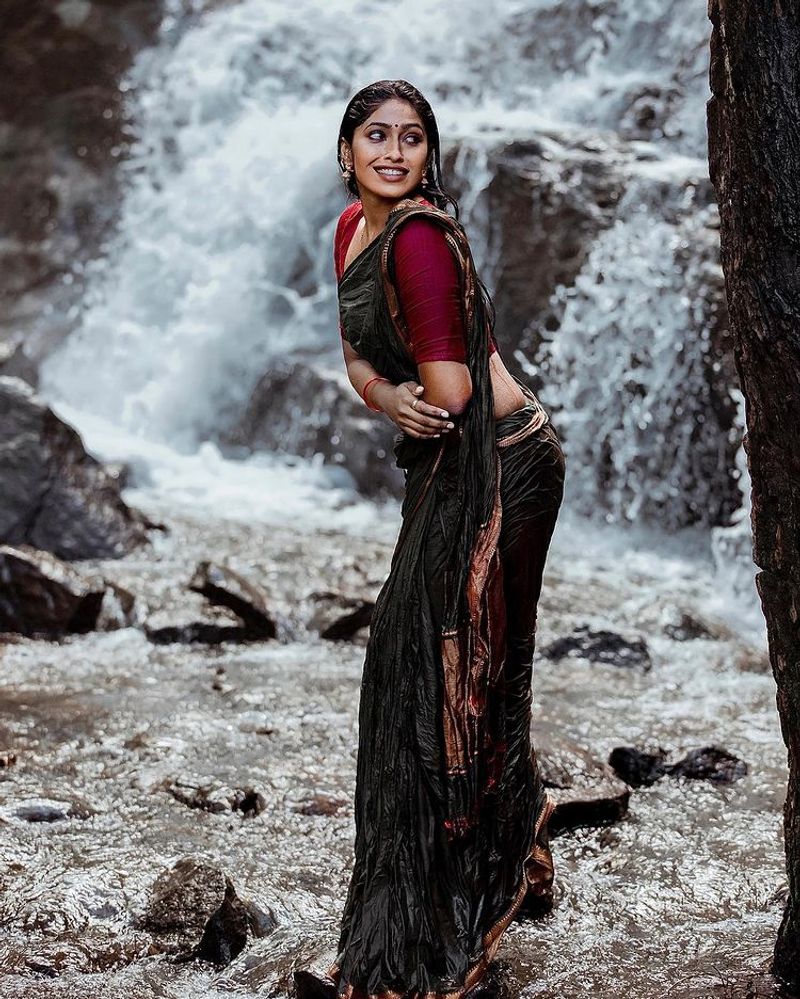 Kamalhassan hosted biggboss tamil 5 contestant suruthi periyasamy hot saree photos