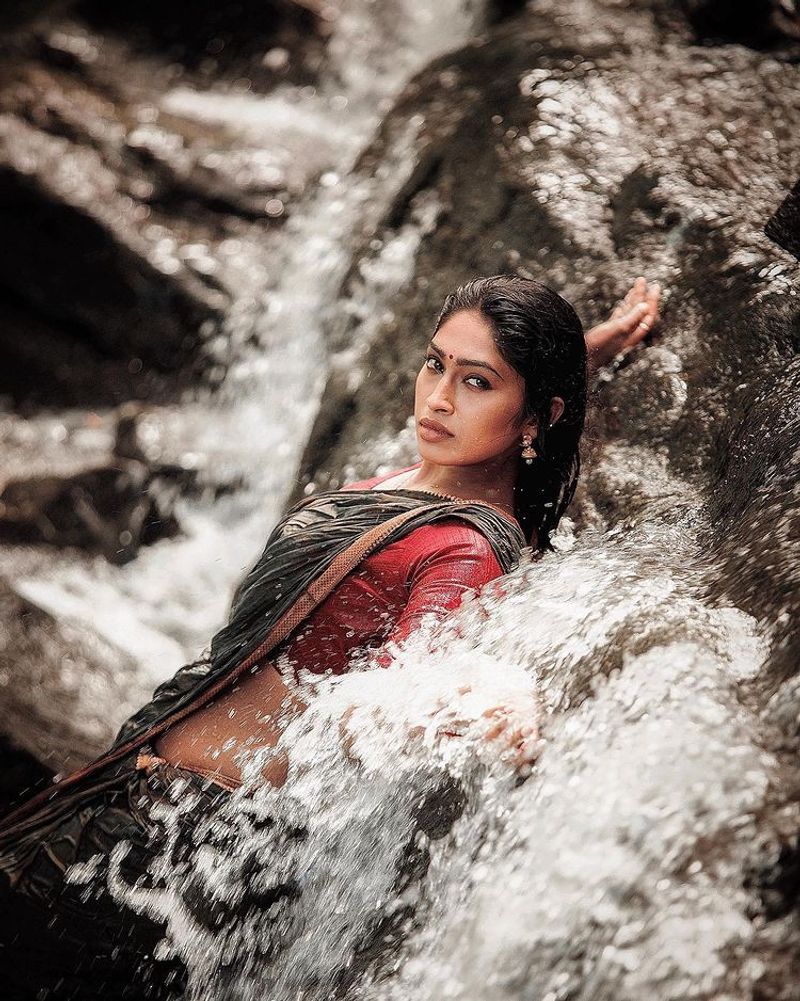 Kamalhassan hosted biggboss tamil 5 contestant suruthi periyasamy hot saree photos