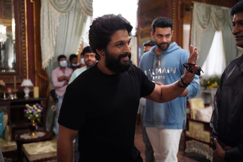 Allu Arjun Visits Venkatesh, Varun tej's F3 movie sets