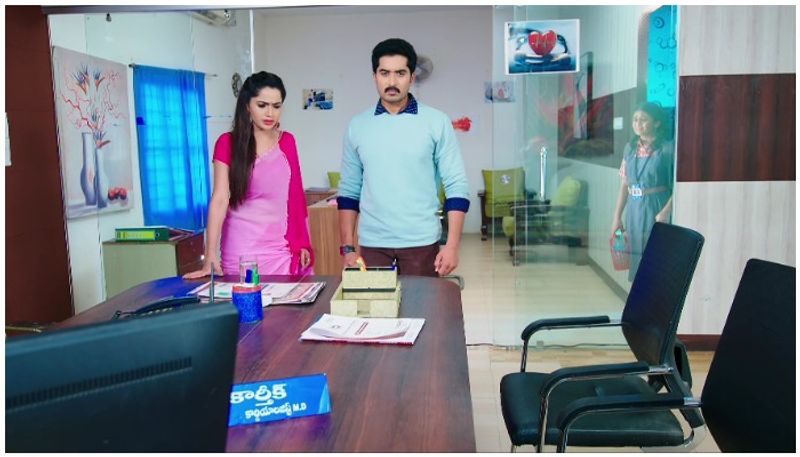 Monitha ultimate shock to doctor babu and reveals her pregnancy infront of hima in todays karthika deepam serial episode