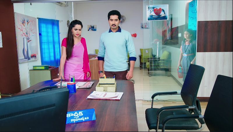 Monitha ultimate shock to doctor babu and reveals her pregnancy infront of hima in todays karthika deepam serial episode