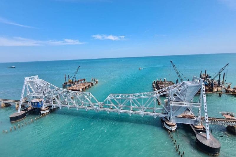 indian railways first vertical lift sea bridge at rameswaram see photo of pamban bridge