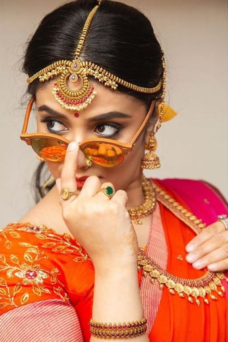 Sreemukhi Stylish photos in half saree, crazy looks in goggles