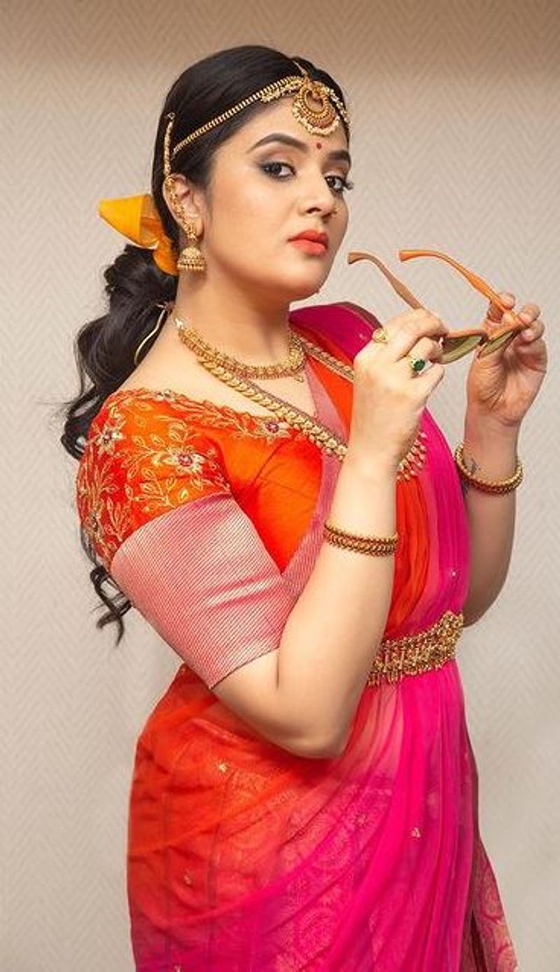 Sreemukhi Stylish photos in half saree, crazy looks in goggles