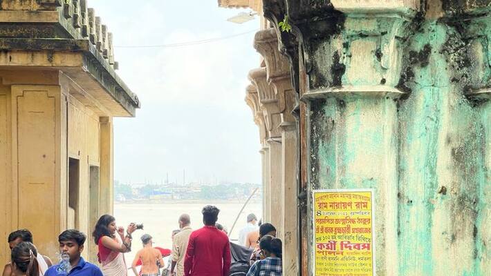 On the day of Mahalaya, the crowd overflowed at the nostalgic Bagbazar Ghat bmm On the day of Mahalaya, the crowd overflowed at the nostalgic Bagbazar Ghat bmm