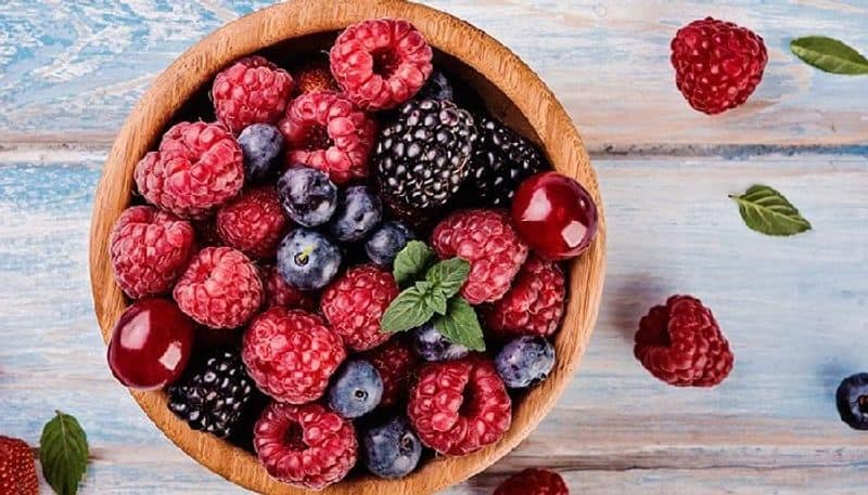 berries helps to improve eye health