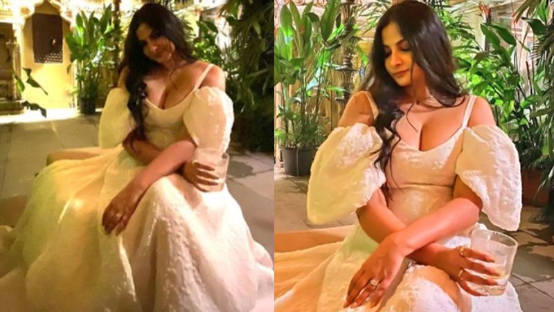 Anil Kapoor daughter Rhea Kapoor spotted kissing husband Karan Boolani