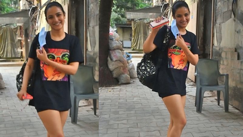 Anushka Sharma spotted smiling in loose dress, mrs kohli looked beautiful post her delivery