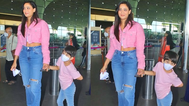 Anushka Sharma spotted smiling in loose dress, mrs kohli looked beautiful post her delivery