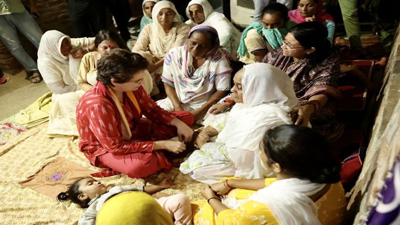 Lakhimpur Kheri Congress leaders Rahul Gandhi and Priyanka Gandhi met violence victim farmer and journalist family consoled them and assured possible help