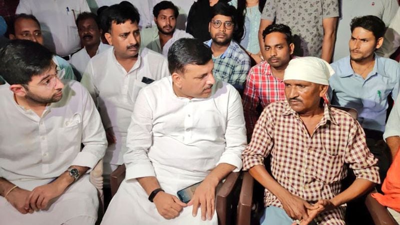 Lakhimpur Kheri Congress leaders Rahul Gandhi and Priyanka Gandhi met violence victim farmer and journalist family consoled them and assured possible help
