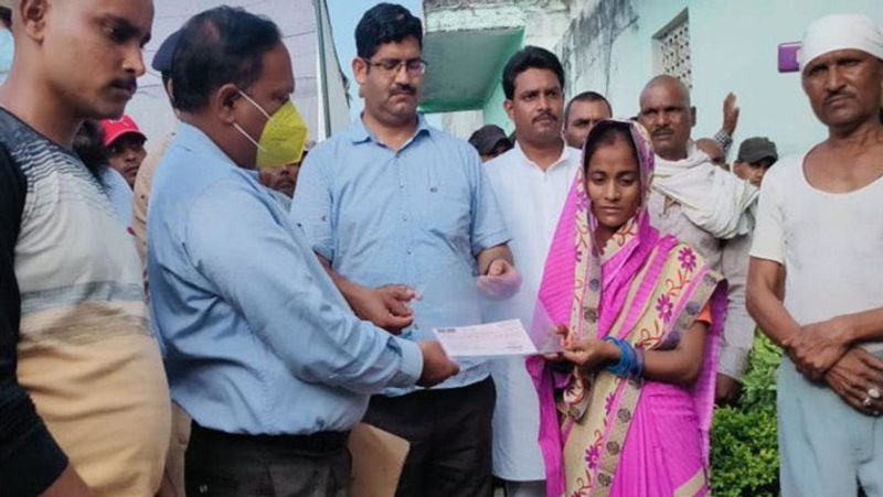 Lakhimpur Kheri Congress leaders Rahul Gandhi and Priyanka Gandhi met violence victim farmer and journalist family consoled them and assured possible help