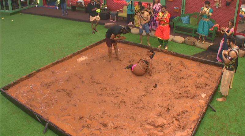dirty topics in bigg boss 5 telugu and siri shanmuk jaswanth in one bedsheet and sriram hamidha hottest romance after lights off