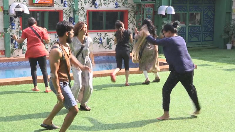 dirty topics in bigg boss 5 telugu and siri shanmuk jaswanth in one bedsheet and sriram hamidha hottest romance after lights off