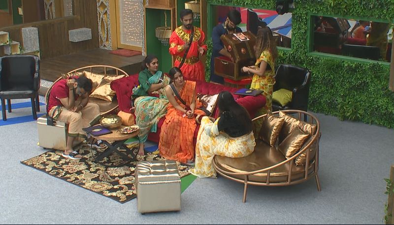 dirty topics in bigg boss 5 telugu and siri shanmuk jaswanth in one bedsheet and sriram hamidha hottest romance after lights off