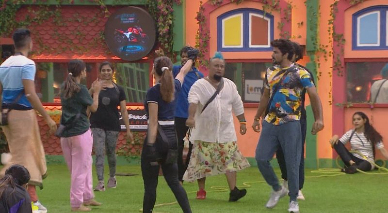 dirty topics in bigg boss 5 telugu and siri shanmuk jaswanth in one bedsheet and sriram hamidha hottest romance after lights off