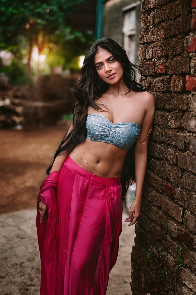 vijay master fame malavika mohanan hot cleavage show