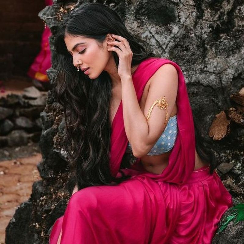 vijay master fame malavika mohanan hot cleavage show