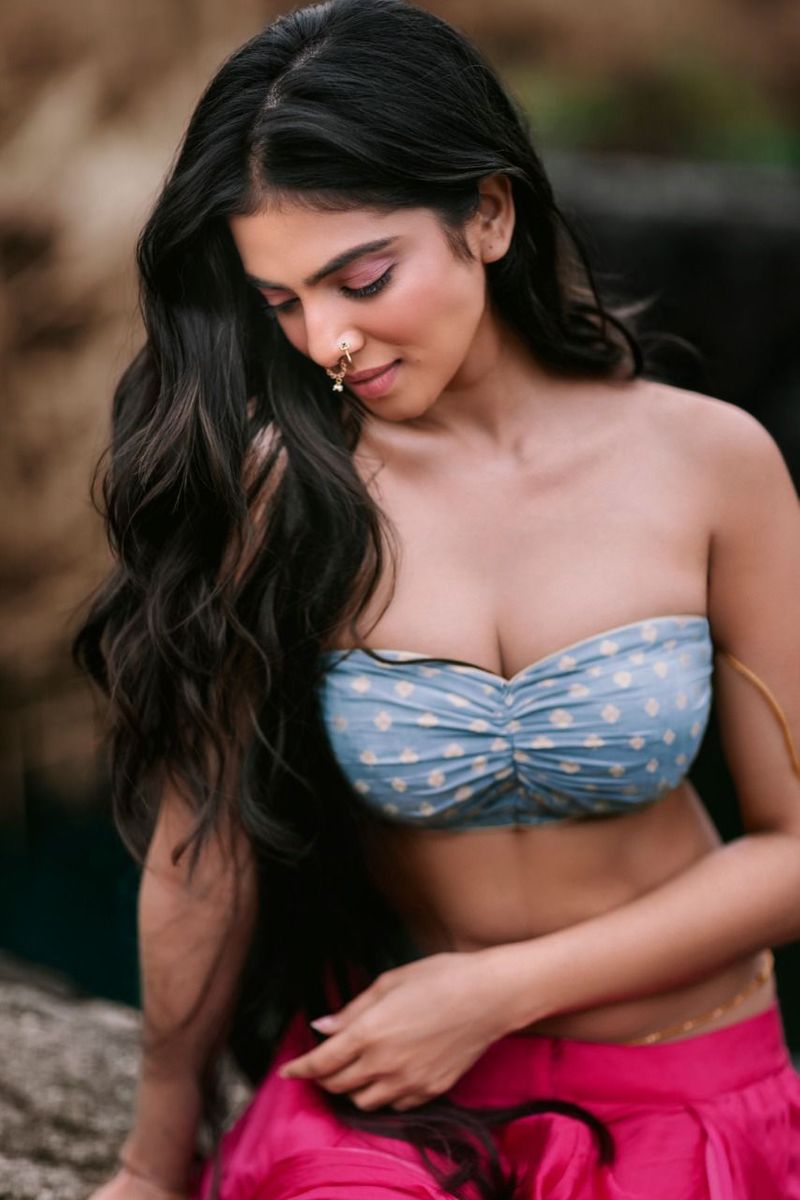 vijay master fame malavika mohanan hot cleavage show