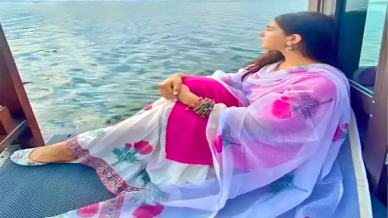 Sara Ali Khan spotted making rotis, people liked saif ali khan daughter desi style