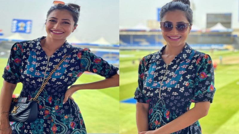 Yuzvendra chahal wife Dhanashree Verma looks hot and glamorous during RCB match in IPL 2021 spb