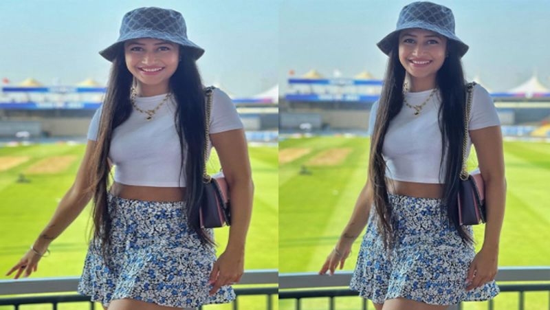 Yuzvendra chahal wife Dhanashree Verma looks hot and glamorous during RCB match in IPL 2021 spb