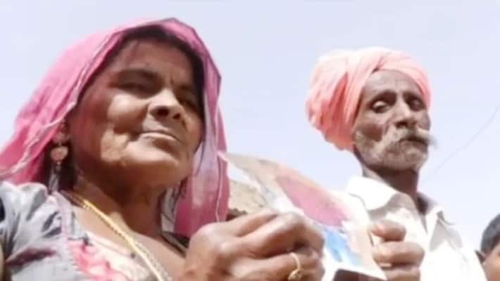 Rajasthan emotional story of old couple of Barmer whose one son is in Pakistan and another is imprisoned in India Rajasthan emotional story of old couple of Barmer whose one son is in Pakistan and another is imprisoned in India