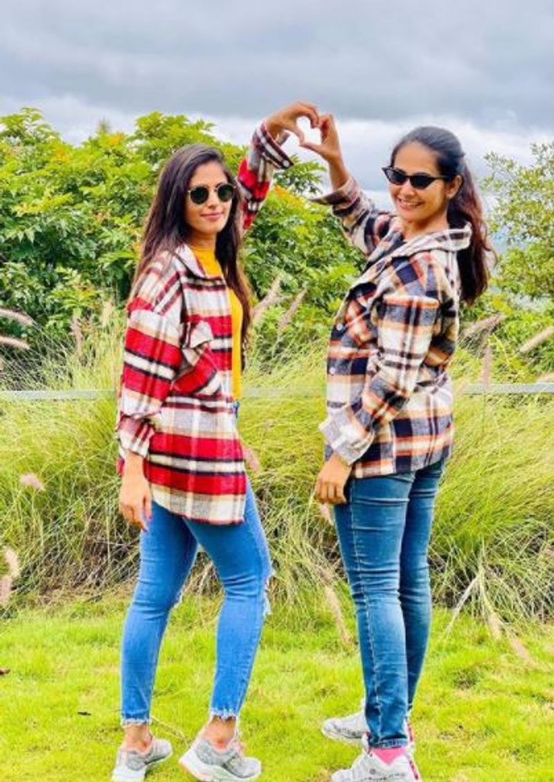 Kannada actress Kavya Gowda takes a jolly trip to Kabini with her family vcs