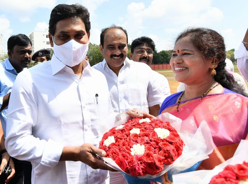 YS Jagan launches ysr asar scheme at ongole
